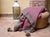 Ullteppe marokkansk, grått ullpledd med dusker, rosa striper
