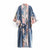 Lang blå kimono med blomstermotiver og belte, kan brukes som morgenkåpe, sateng