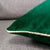 Grønn pyntepute av fløyel med gullkant