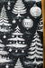 Liten løper i svart og hvitt med juletrær og juletrepynt